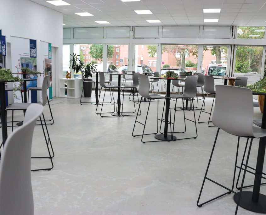 Ausreichend Platz für Stehtische zum Netzwerken und Kaffee trinken