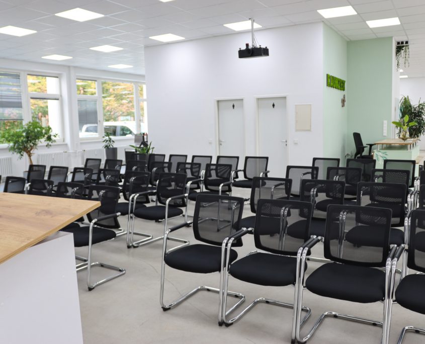 Reihenbestuhlung mit Beamer und Rednerpult