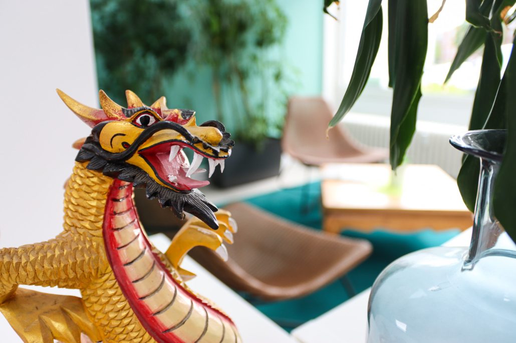Detailshot von einem Drachen in unserer Eventhalle in der Sitzecke